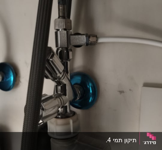 חיבורים וצינורות מתחת לכיור במטבח